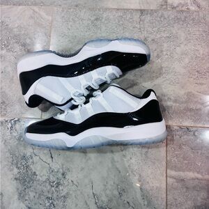 Air Jordan 11 low concord